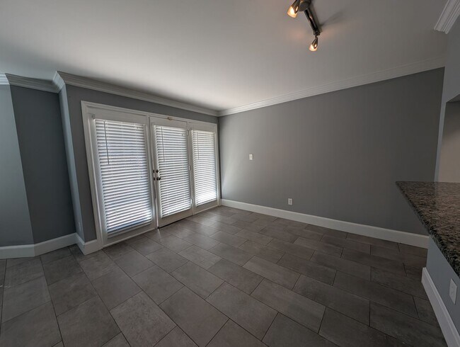 Building Photo - 306 S Cedar St