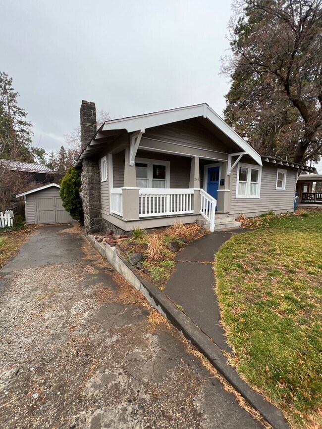 Building Photo - Remodeled DOWNTOWN Bend House, Newer Flooring/Paint/Appliances, Gas heat, Small Garage, Fenced Yard