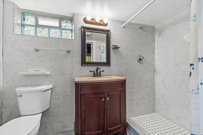 Building Photo - 776 Montclair St