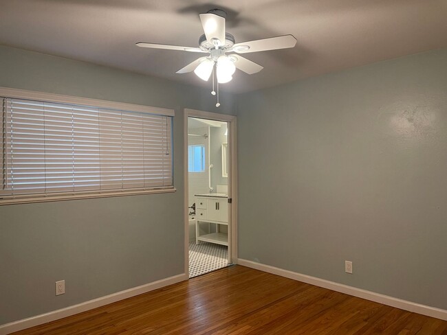 Building Photo - Beautiful Mid Century 3 Bedroom 3.5 Bathro...