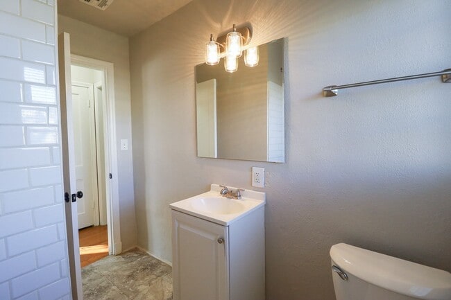 Building Photo - Cozy 2 Bedroom 1 Bathroom Home In Kendall-Whittier