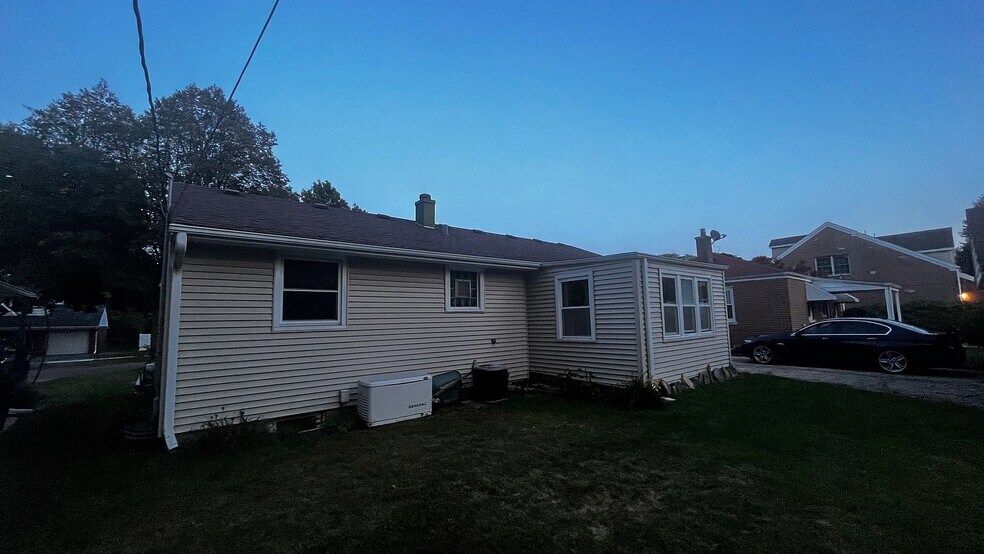 Building Photo - 916 S Evergreen Ave
