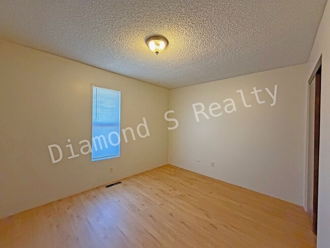 Building Photo - Spacious 2 Bedroom Duplex with Huge Parklike Backyard!