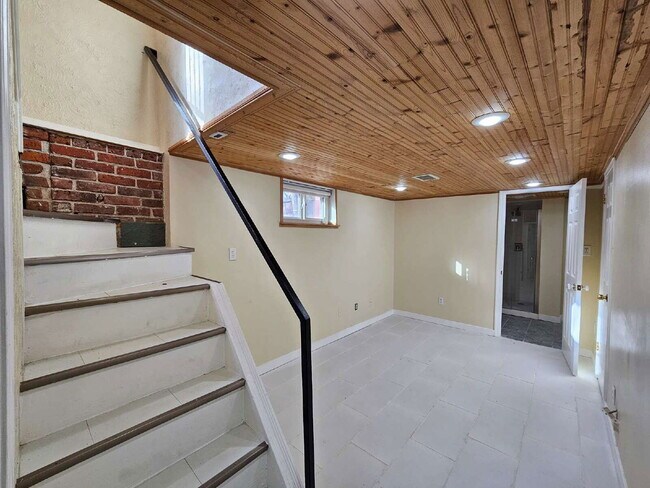 Building Photo - 1401 Roslyn St