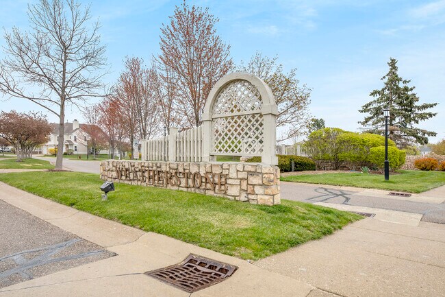 Building Photo - 1528 Oakfield Dr