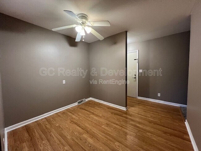 Building Photo - 7 Simpson St