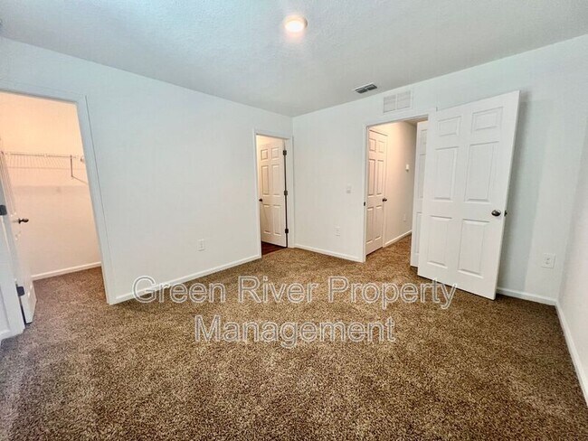 Building Photo - 827 Rivertree Pl