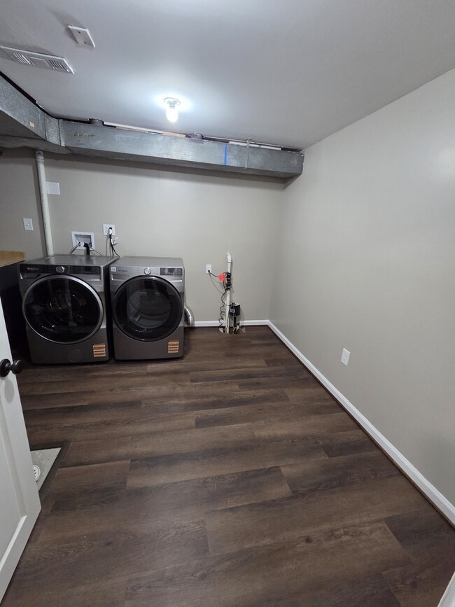 Building Photo - 611 Austin Ln