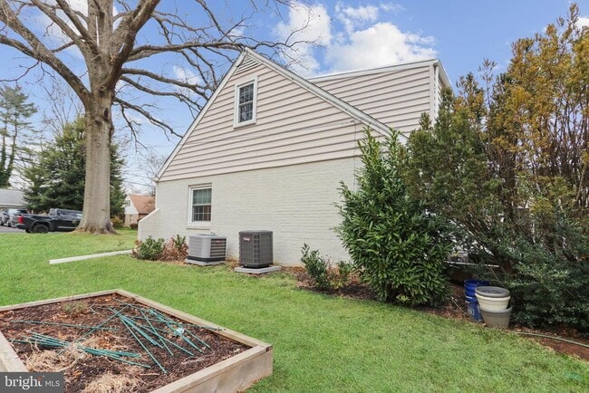 Building Photo - 10 Boulder Brook Dr