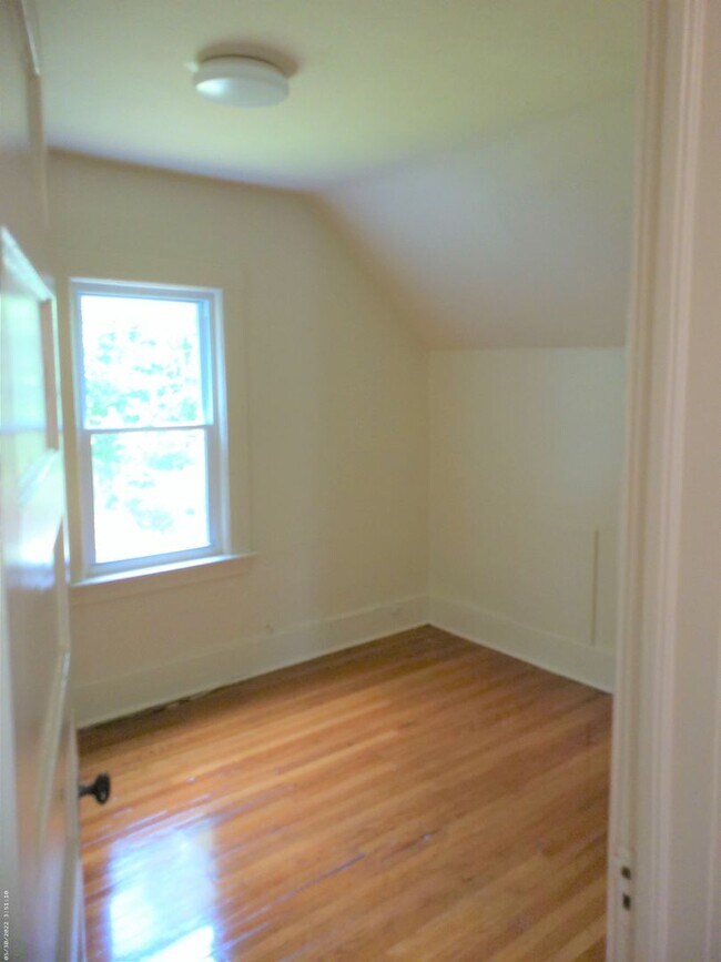 Building Photo - Available 6/1/2026 Charming Home With Priv...