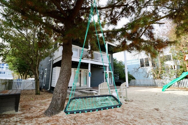 Building Photo - Beautiful Furnished Croatan Beach Home.