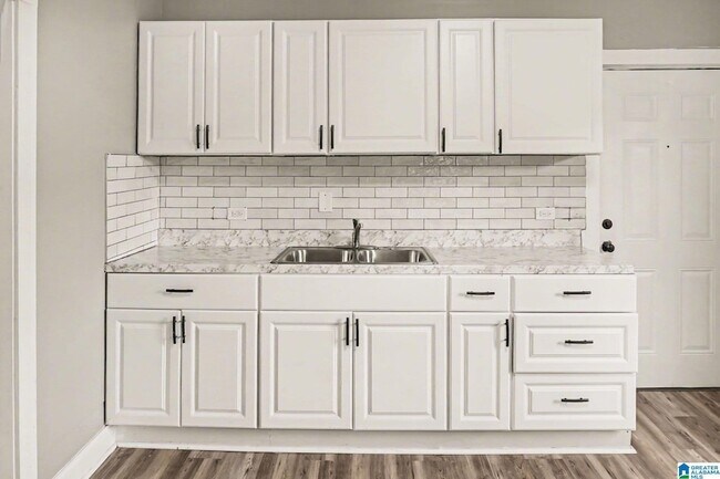 Building Photo - 3640 Wenonah Rd SW