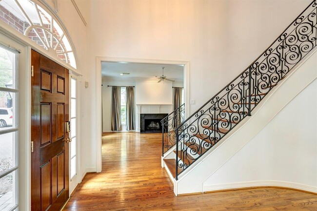 Building Photo - 57 Briar Hollow Ln