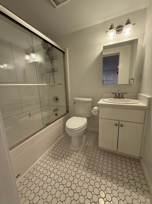 Building Photo - Charming historic home McMinnville 4 bed / 2.5 bath