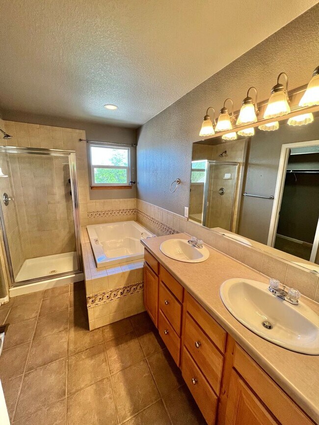 Building Photo - 3 bed 3.5 Bath with Bonus Studio Suite Above Detached Garage!