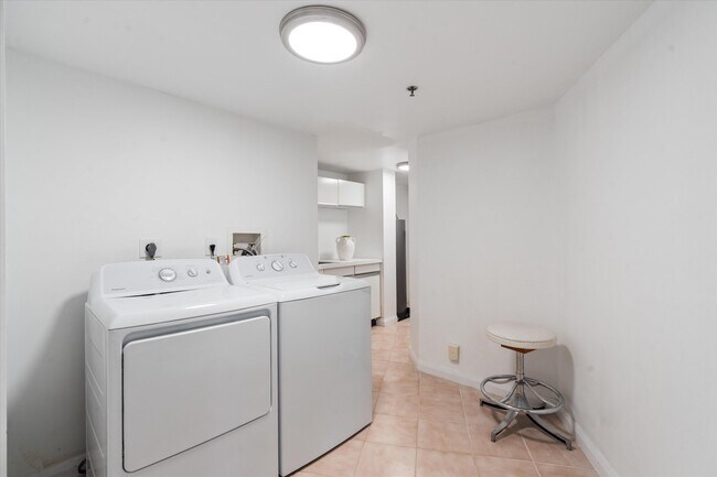 Building Photo - 100 Lakeshore Dr