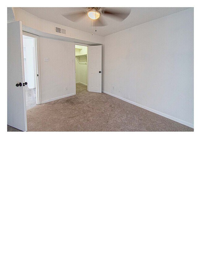 Building Photo - 9520 Royal Ln