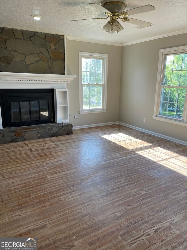 Building Photo - 4503 Scenic Mountain Dr SE