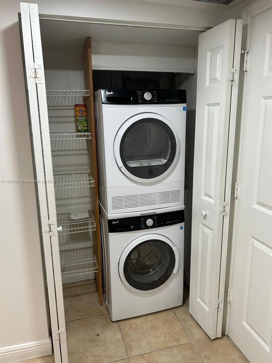 Building Photo - 888 S Douglas Rd