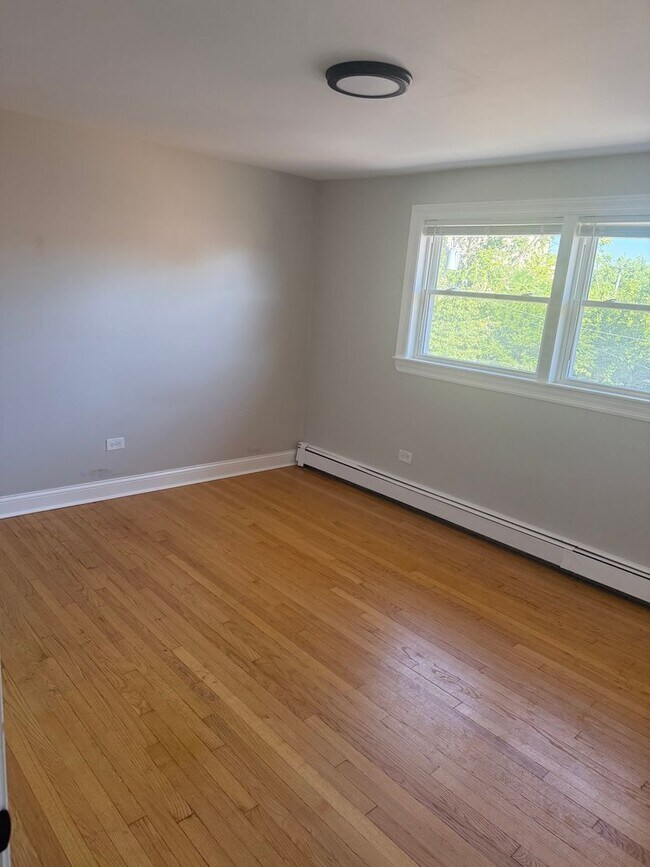 Building Photo - Spacious 2 Bedroom in Beverly