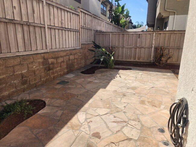 Building Photo - 2 Bedroom Townhome w/Attached 1 Car Garage...
