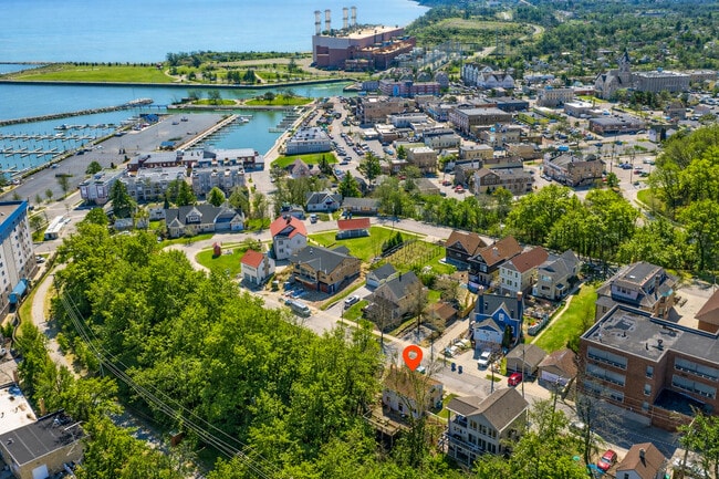 Building Photo - 446 N Powers St