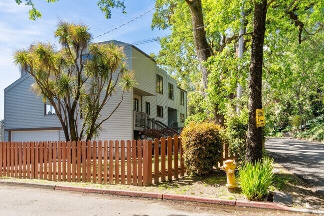 Building Photo - Lovely 2bd/1.5ba Townhome in Heart of San Anselmo