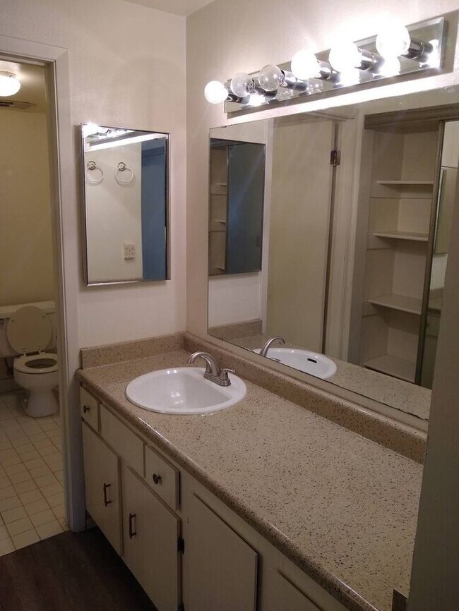 Building Photo - Beautiful Quailbrook 2 Bedroom!