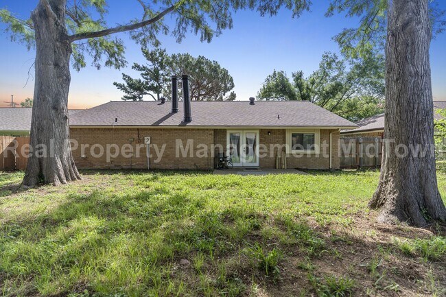 Building Photo - Charming 3-Bedroom Home Just Minutes from ...