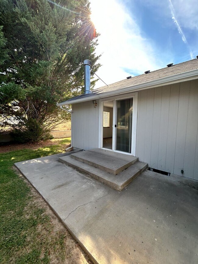 Building Photo - 5548 - 5550