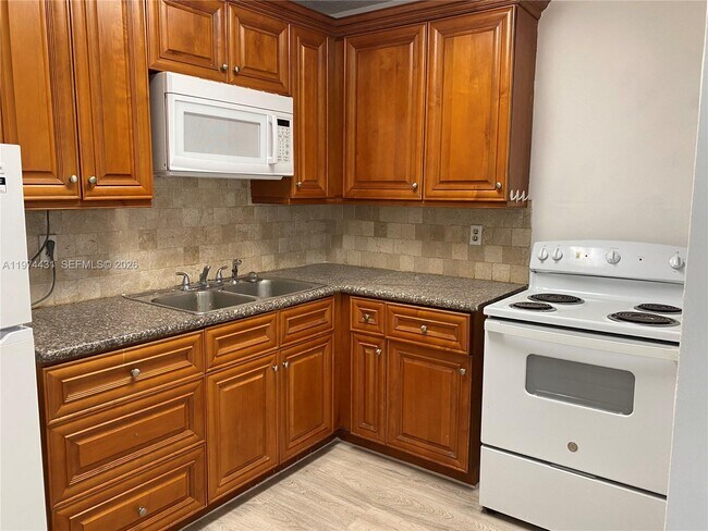 Building Photo - 380 E 35th St