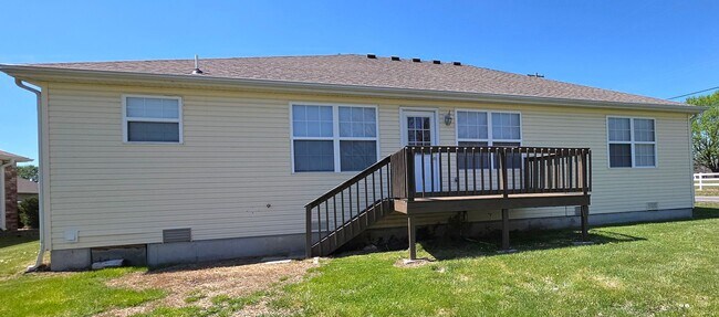 Building Photo - 3 Bedroom 2 Bath in Strafford on a corner lot for $1395!