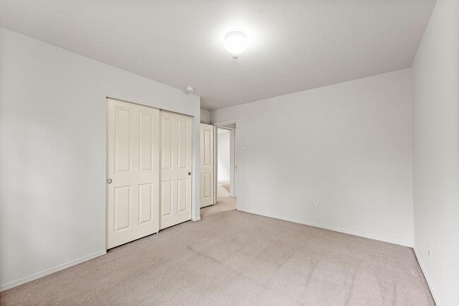Building Photo - Charming 2 Bed Condo in DuPont | Fresh Pai...