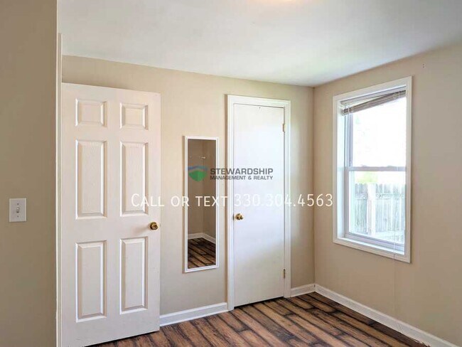 Building Photo - 940 17th St NE