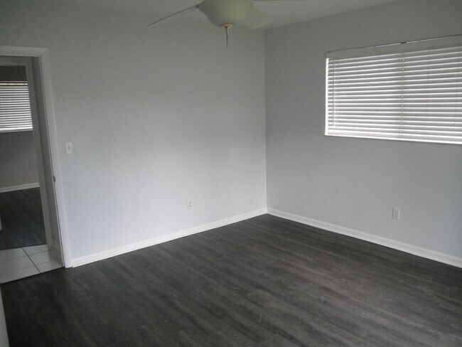 Building Photo - 1154 W Camino Real