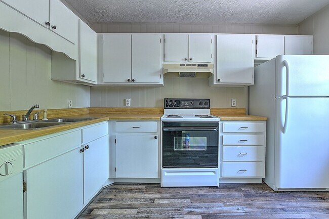 Building Photo - 405 Cypress St