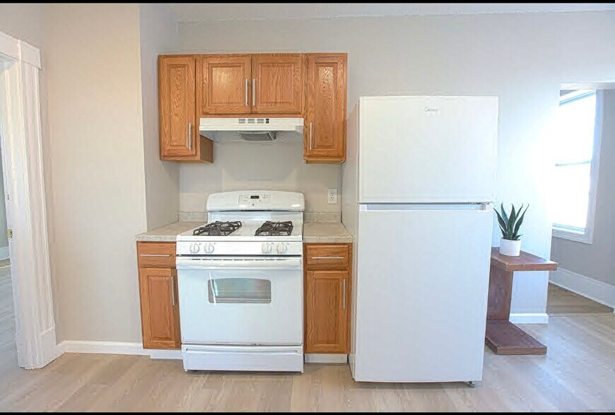 Building Photo - 31 Florence St