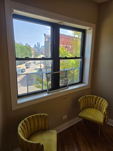Building Photo - 1046 N Milwaukee Ave