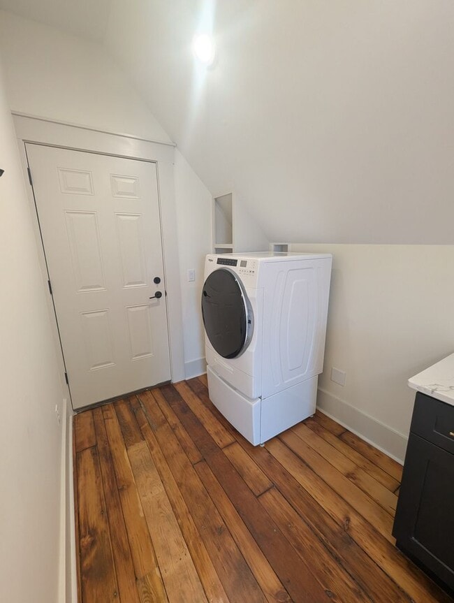 Building Photo - Beautifully Renovated 1 Bed, 1 Bath With In-Unit Washer/Dryer and New Appliances
