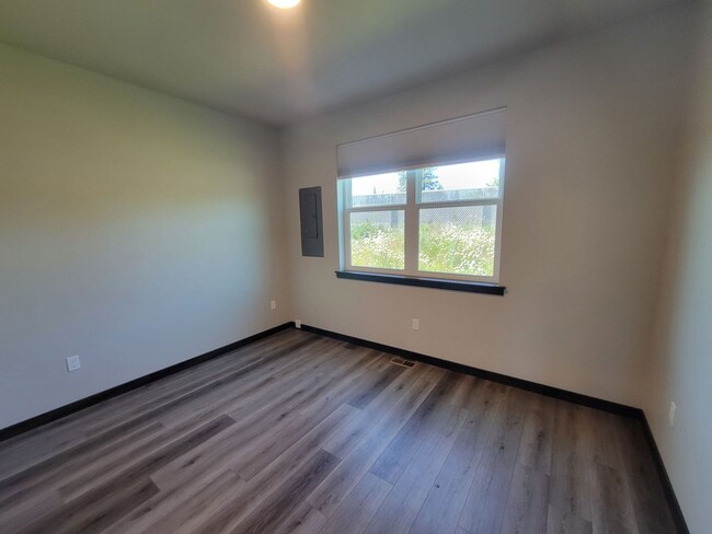 Building Photo - 3 Bedroom, 2 Bathroom Home in Priest River