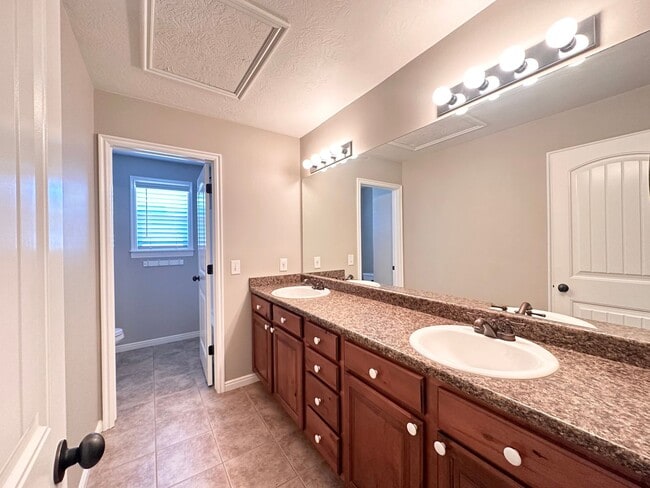 Building Photo - Beautiful Executive Daybreak Home Available!