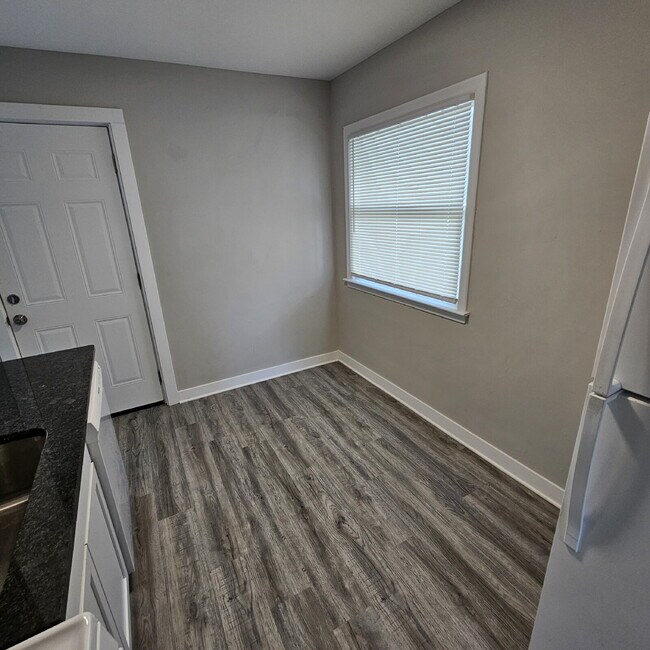 Building Photo - 2 bed, 1 bath renovated ranch. Kitchen has new cabinets, granite counters. All appliances, remode...