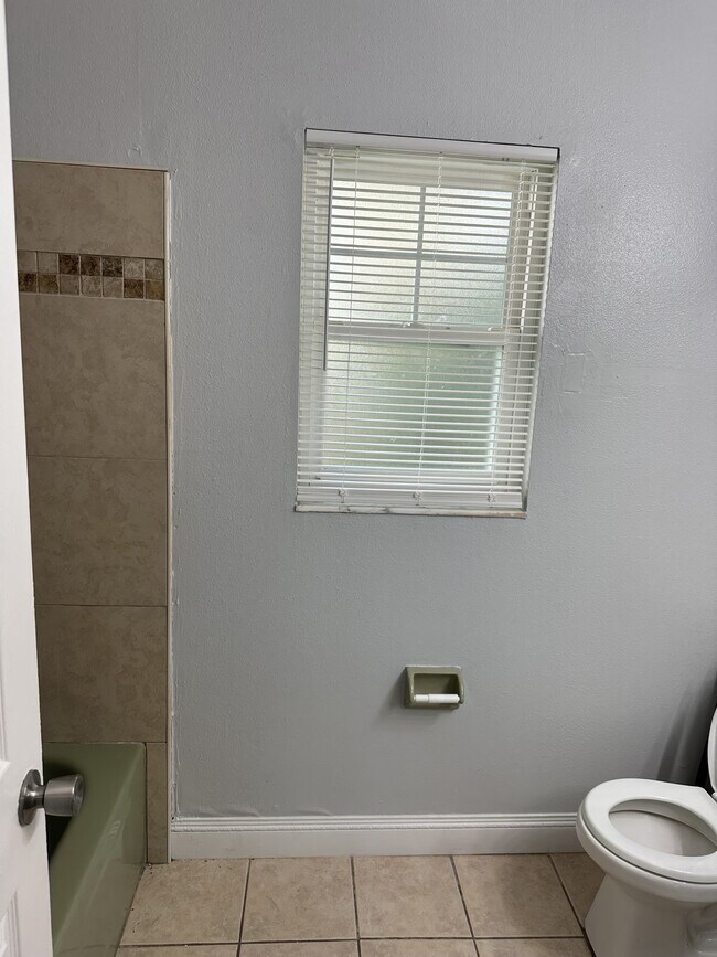 Building Photo - 836 Sky Lake Cir