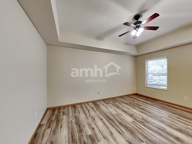 Building Photo - 353 W Hunters Dr