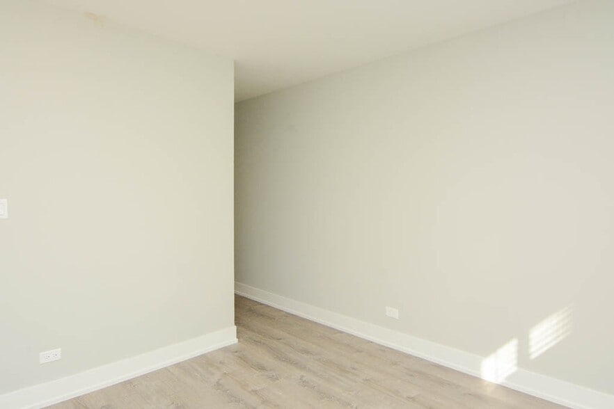 Building Photo - 447 W Surf St
