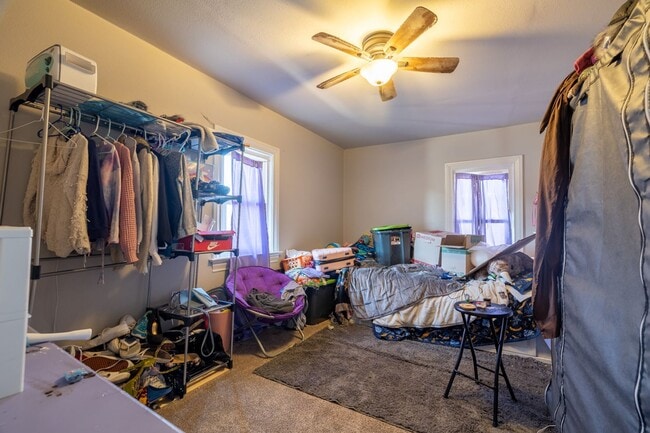 Building Photo - For Rent: 5 bed / 2 bath home in Oshkosh