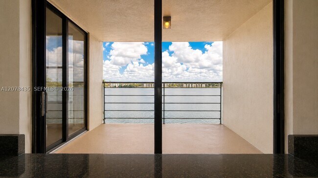 Building Photo - 114 Lake Emerald Dr