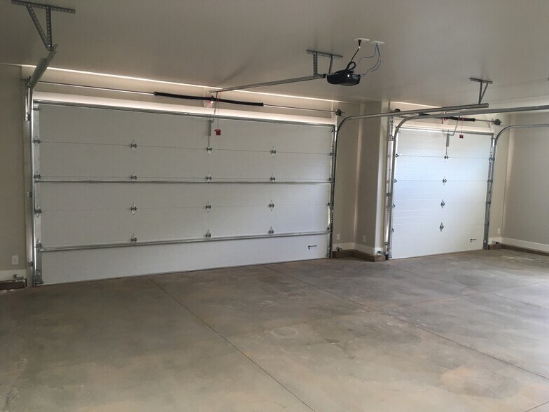 three car garage - 3952 S Saddleback Rd