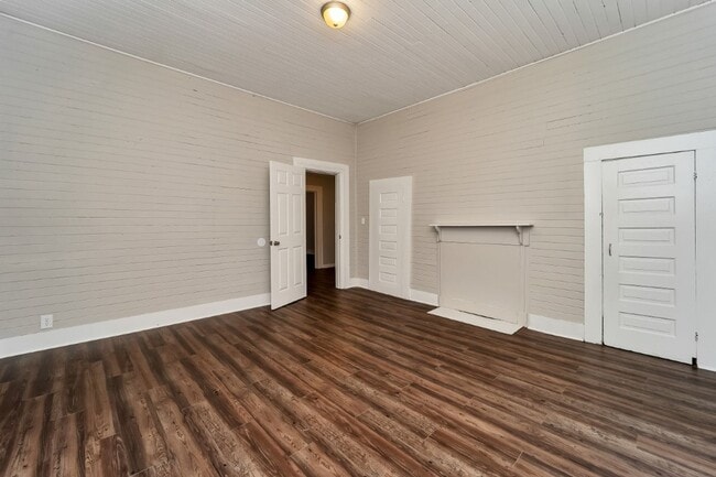 Building Photo - Cozy, Stylish, and Newly Renovated in the ...