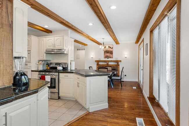 Building Photo - 5382 Kings Park Dr